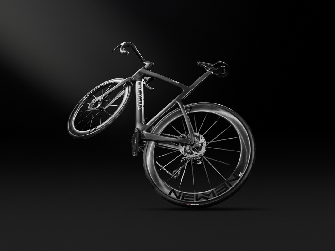 Bicicletta CBT Italia, still life su fondo nero